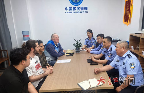 党员民警与外籍陶艺家进行座谈。
