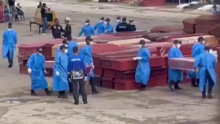 委内瑞拉港口设临时停尸房，停放大量棺材