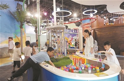 市民在江西省科技馆体验趣味科学