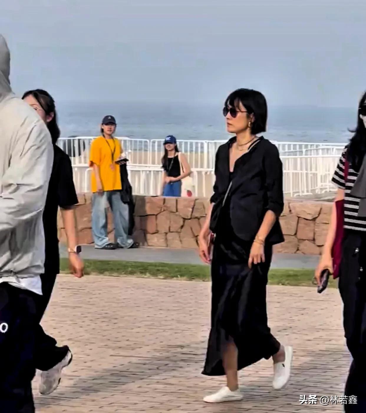 马伊琍阿那亚低调现身，旧鞋穿十余年，素颜显肤色暗沉  第4张
