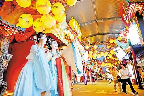 6月2日，游客在吴桥杂技幻乐城夜游打卡。