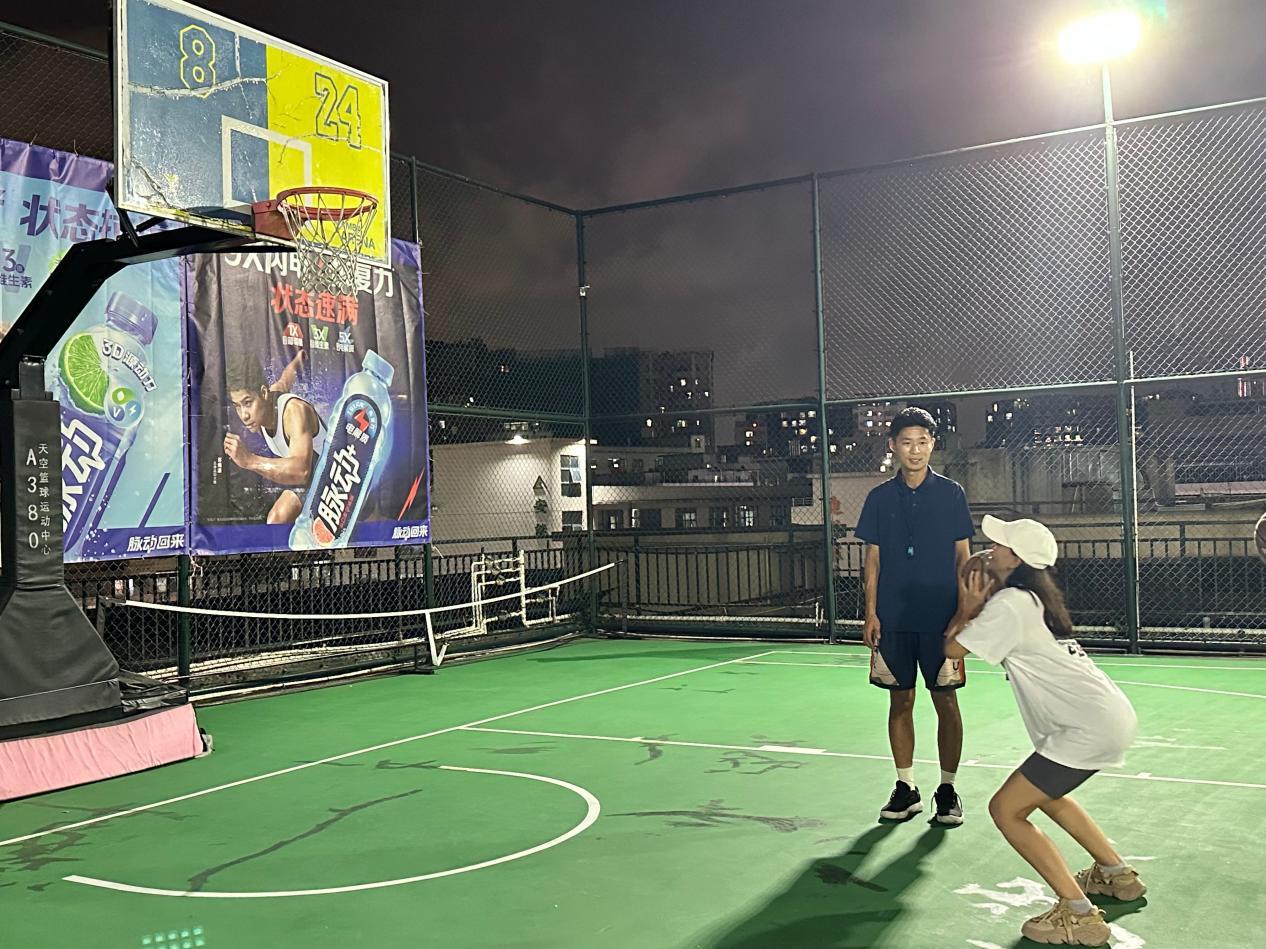 下班别躺平!南昌社区“女篮新势力”夜间开练