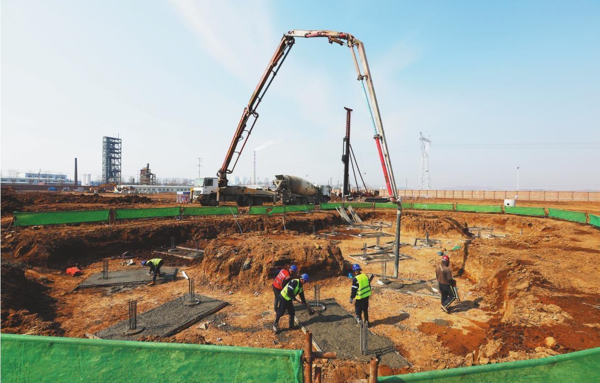 图为位于调兵山市化工园区的华电风电制氢耦合绿色甲醇项目建设现场。 辽宁日报特约记者 桂铁军 摄