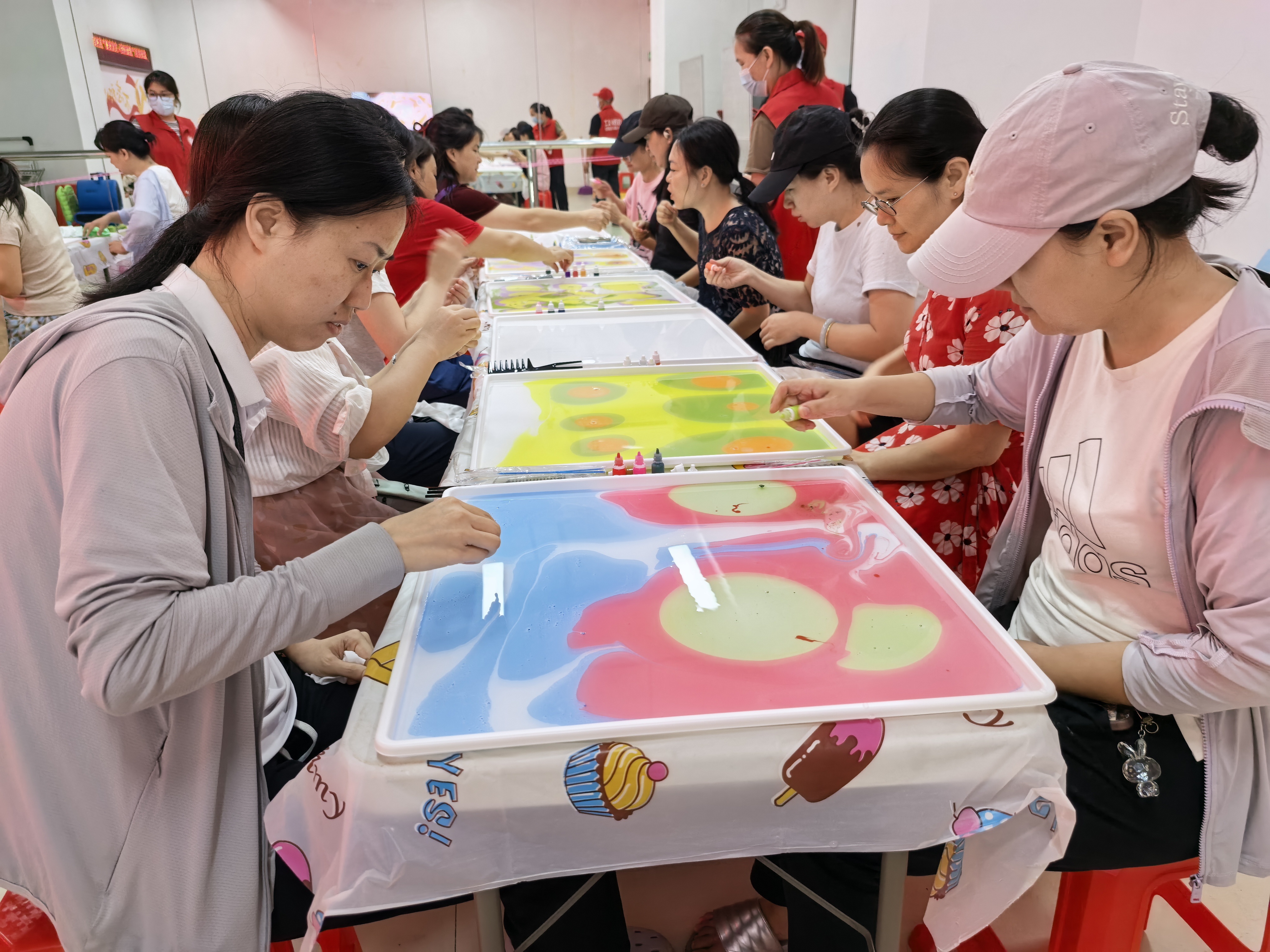 浮彩卸压,巾上开花——盐田社区开展非遗水拓丝巾妇女减压活动