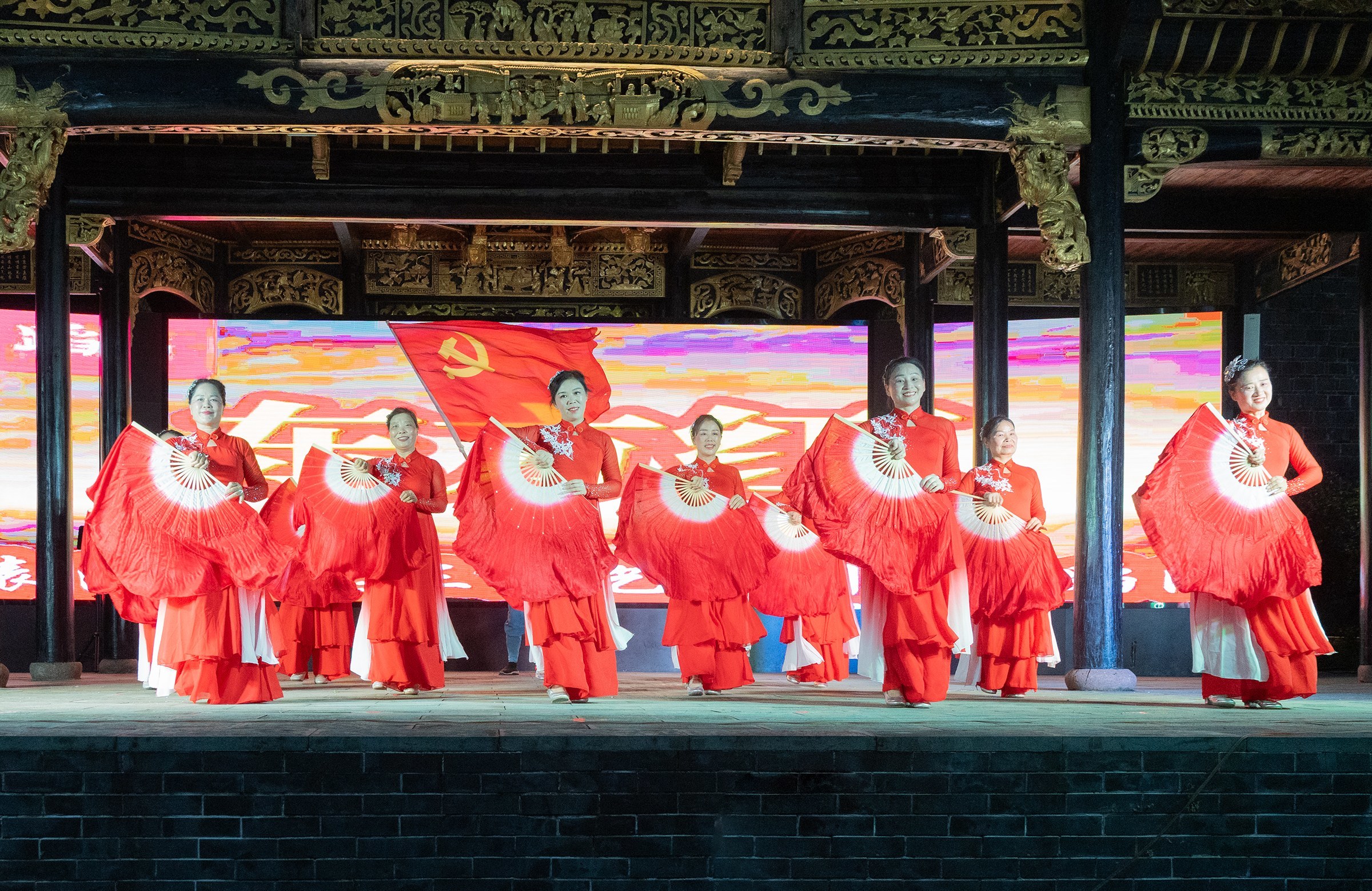 江西抚州：文艺汇演 庆“七一”（图）