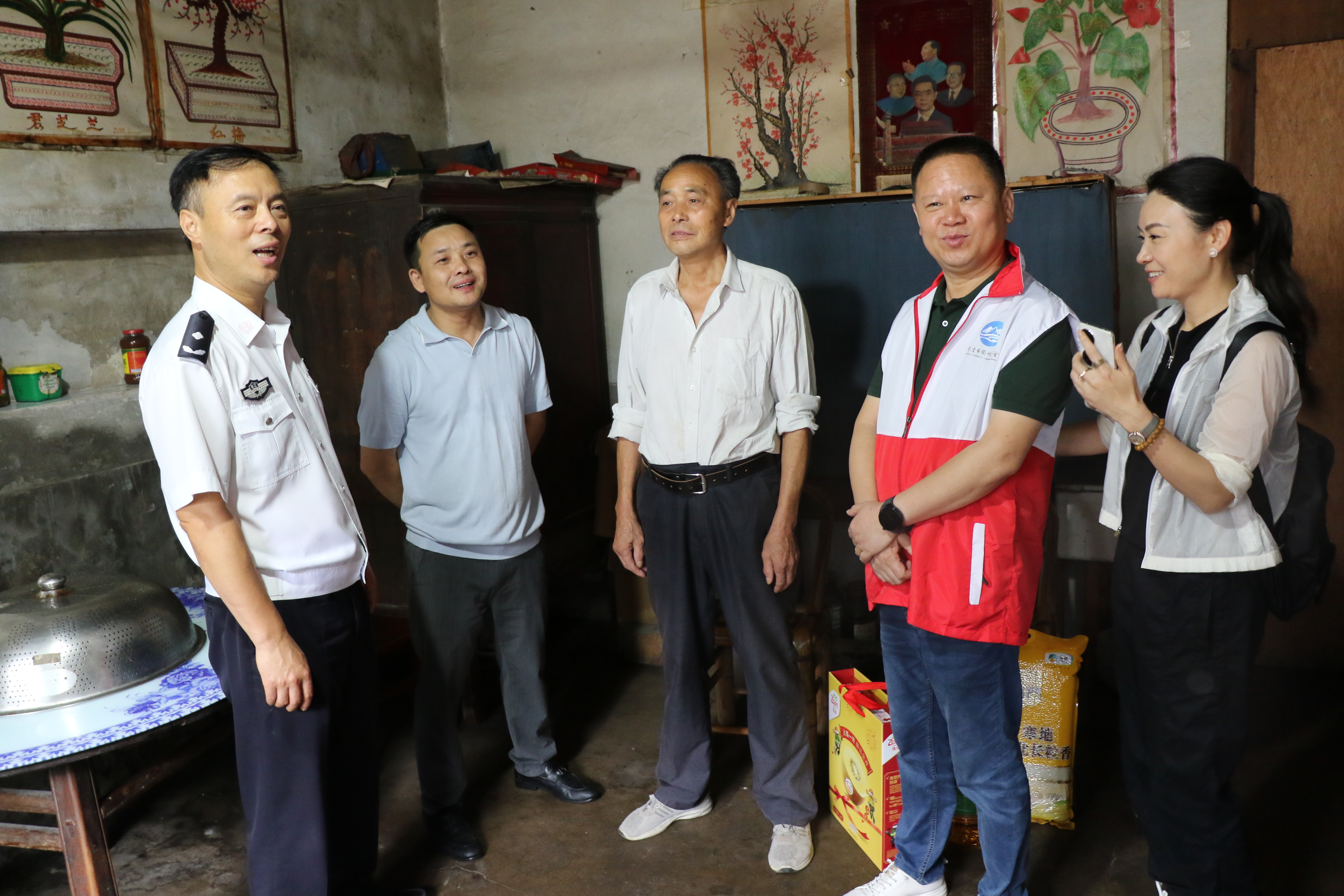 多方联动赴乡村 七一暖心送温暖
