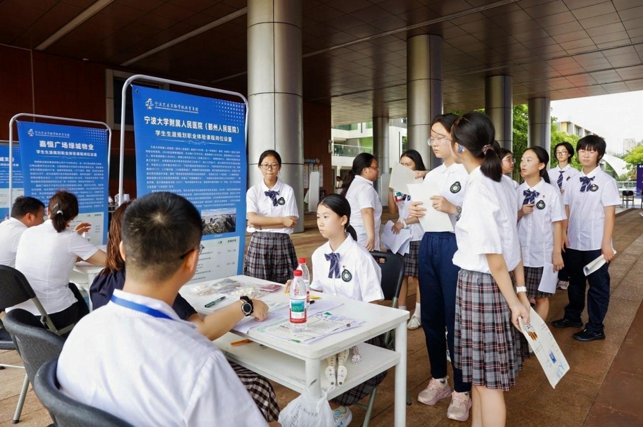 简历比拼、岗位实操！这场模拟招聘会让初中生直面真实职场