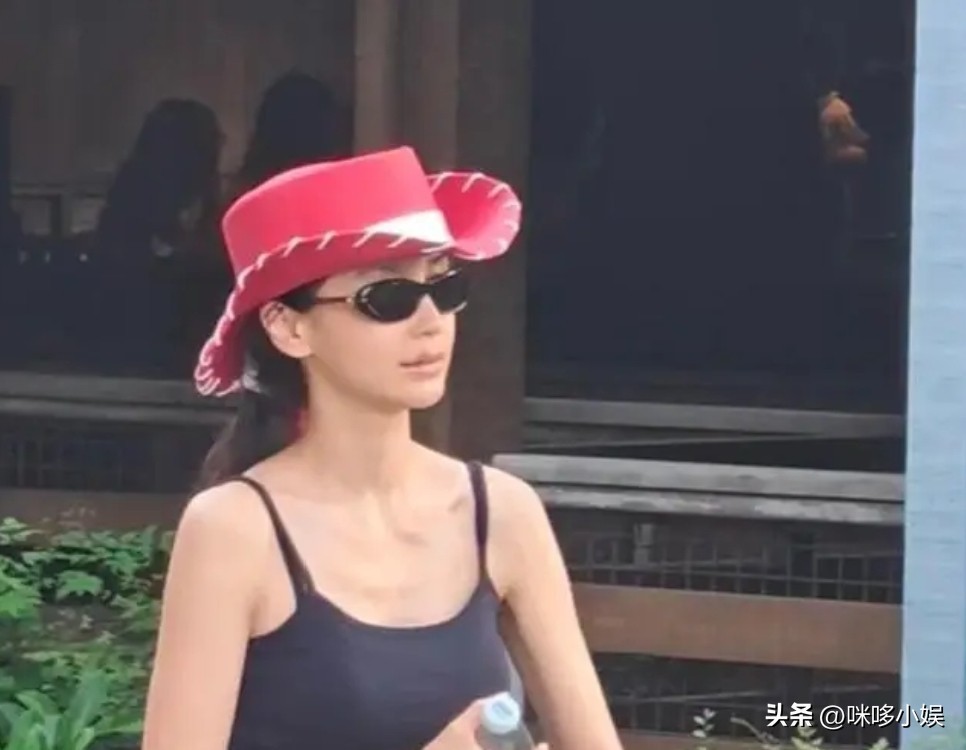 杨颖素颜携子游香港迪士尼，吊带造型配发圈，儿子狼尾头抢眼