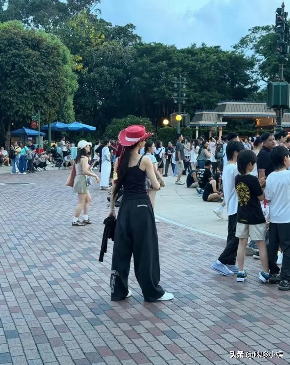 杨颖素颜携子游香港迪士尼，吊带造型配发圈，儿子狼尾头抢眼