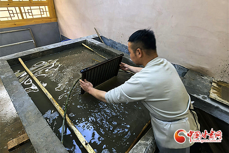 西和麻纸制作既要靠技巧，也要靠经验。