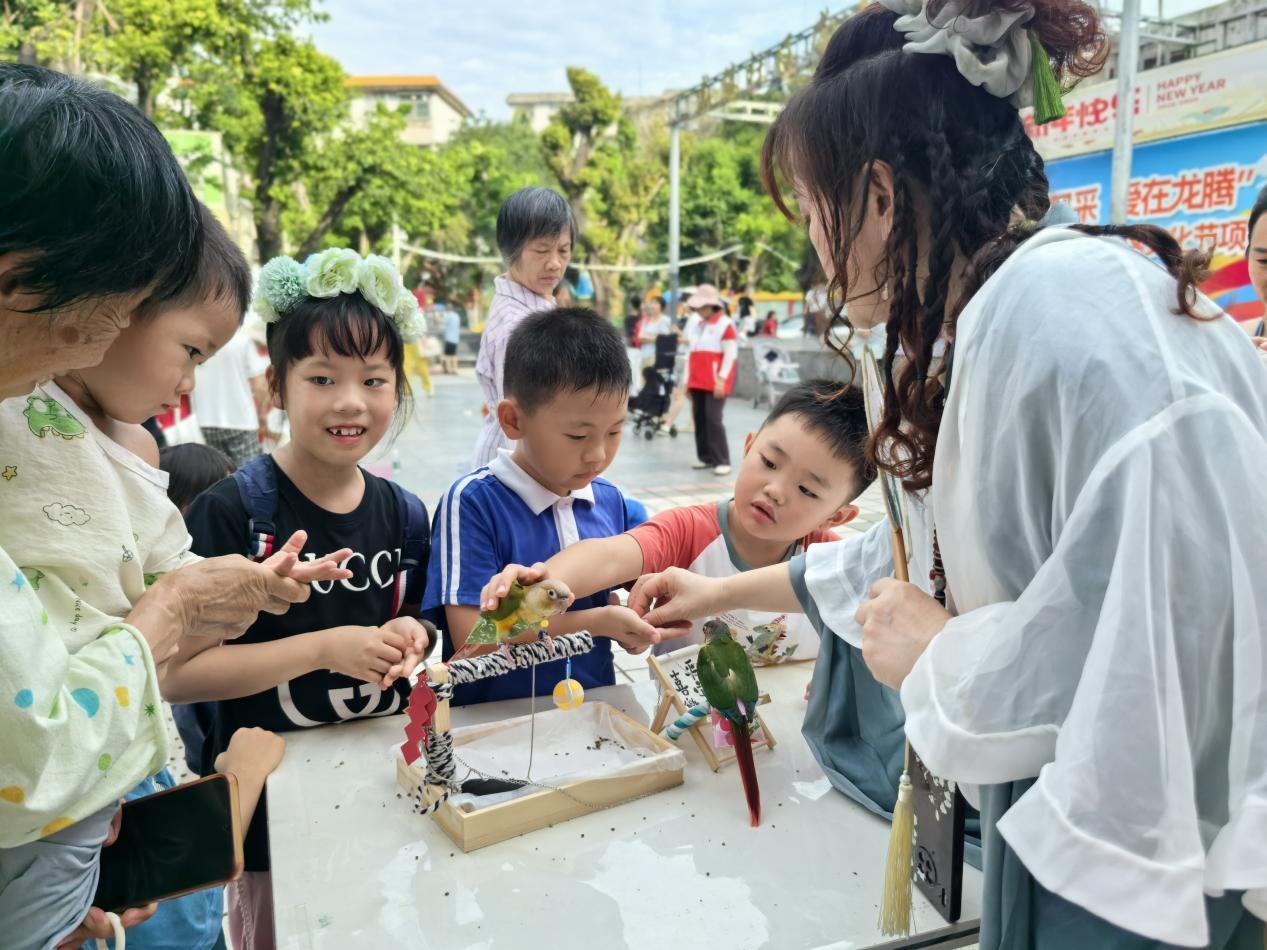 巾帼筑梦绽芳华,烟火邻集暖民心 — 龙腾社区生活集市顺利开展