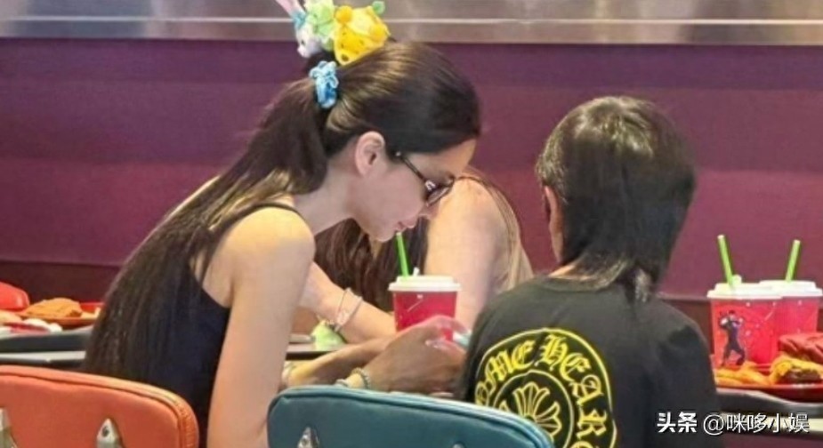 杨颖素颜携子游香港迪士尼，吊带造型配发圈，儿子狼尾头抢眼