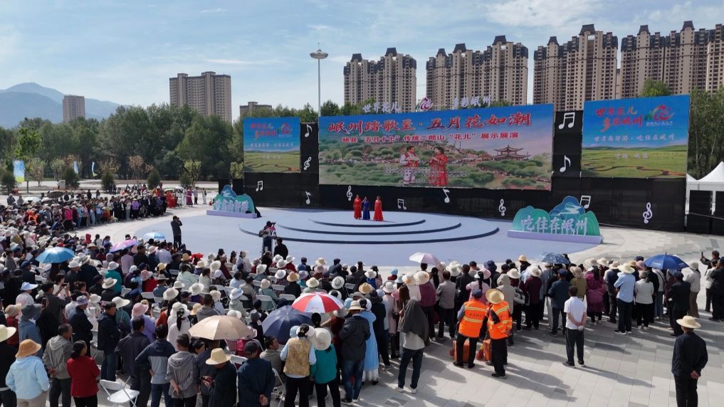 7月1日，“花儿”歌手在甘肃省定西市岷县体育公园一处露天舞台表演。（受访者供图）