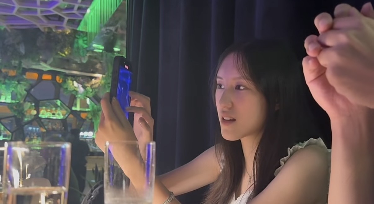 郭可盈一家欢庆女儿毕业，16岁林天若穿露脐装身高已超妈妈  第2张