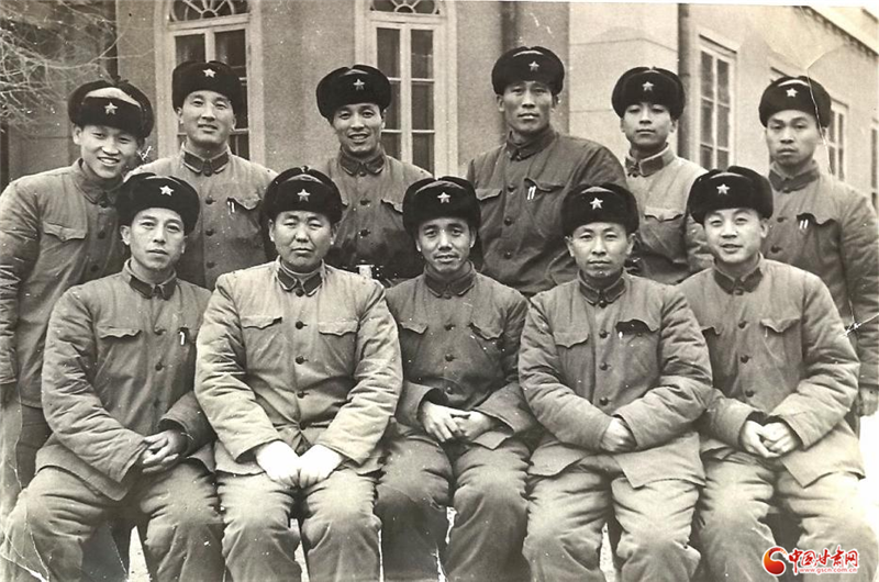 团政治处欢送庞士元转业时的合影