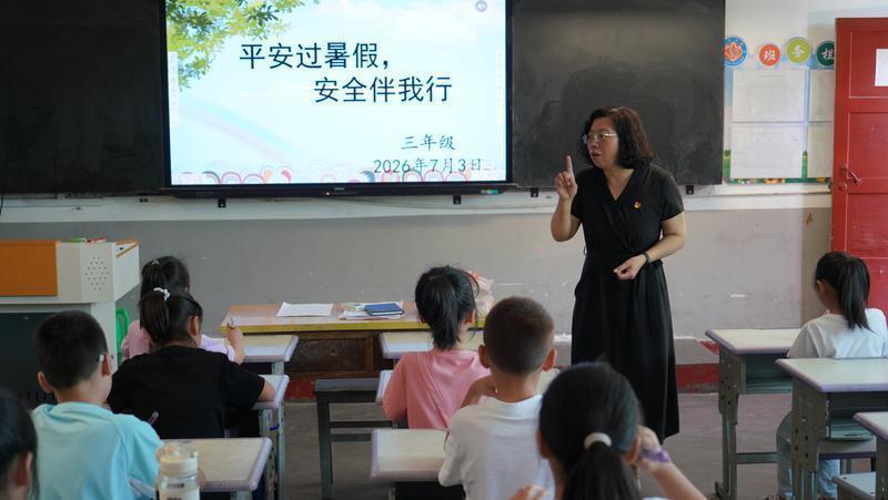 赵丽萍正在给学生们讲暑期安全注意事项。通讯员 罗文艳摄