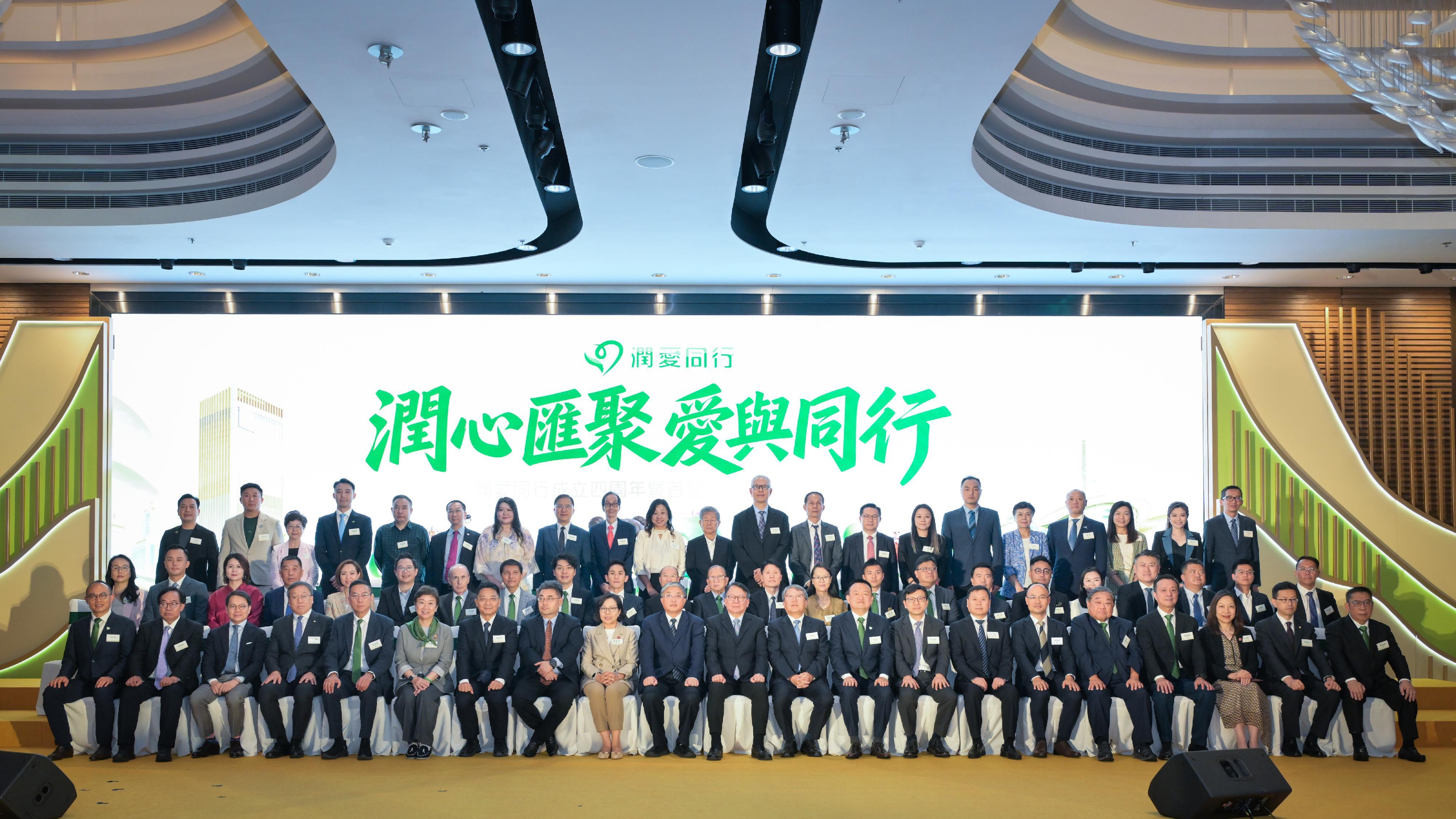 图：主礼嘉宾与顾问团代表合影