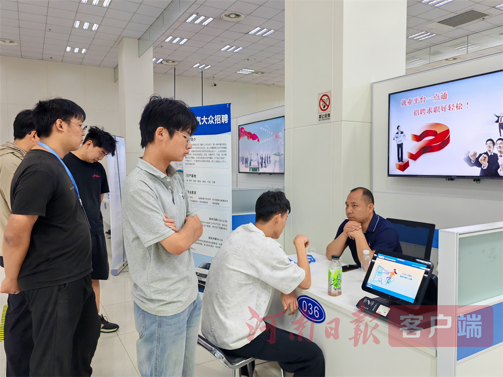 把毕业典礼搬进产业园郑州航空港借“两业融合”解锁就业新姿势(图2)