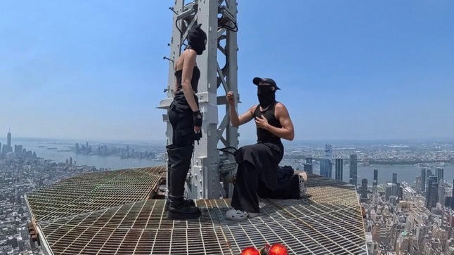 俄罗斯情侣攀爬至纽约帝国大厦顶部，男子当场求婚