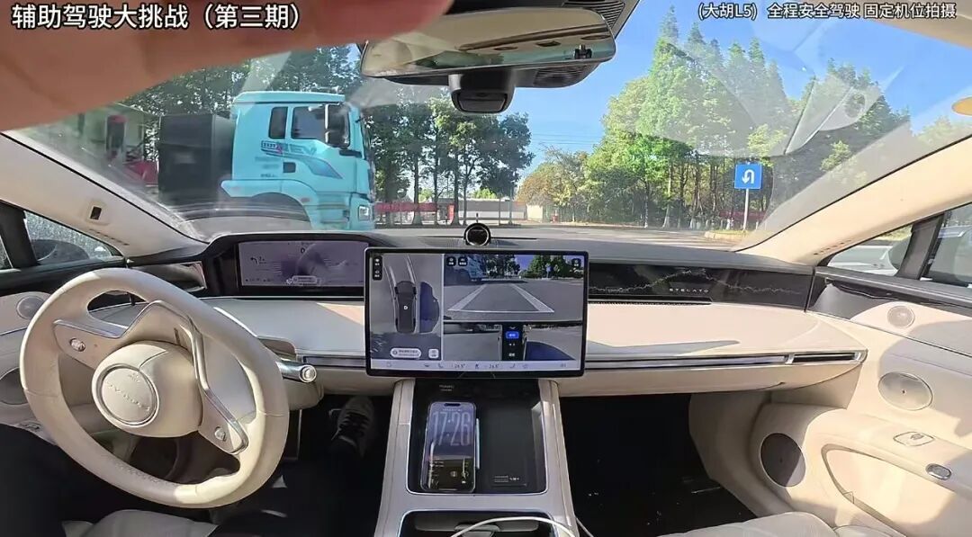 博主自行智驾测试突遭“物理外挂”,网友:懂得都懂