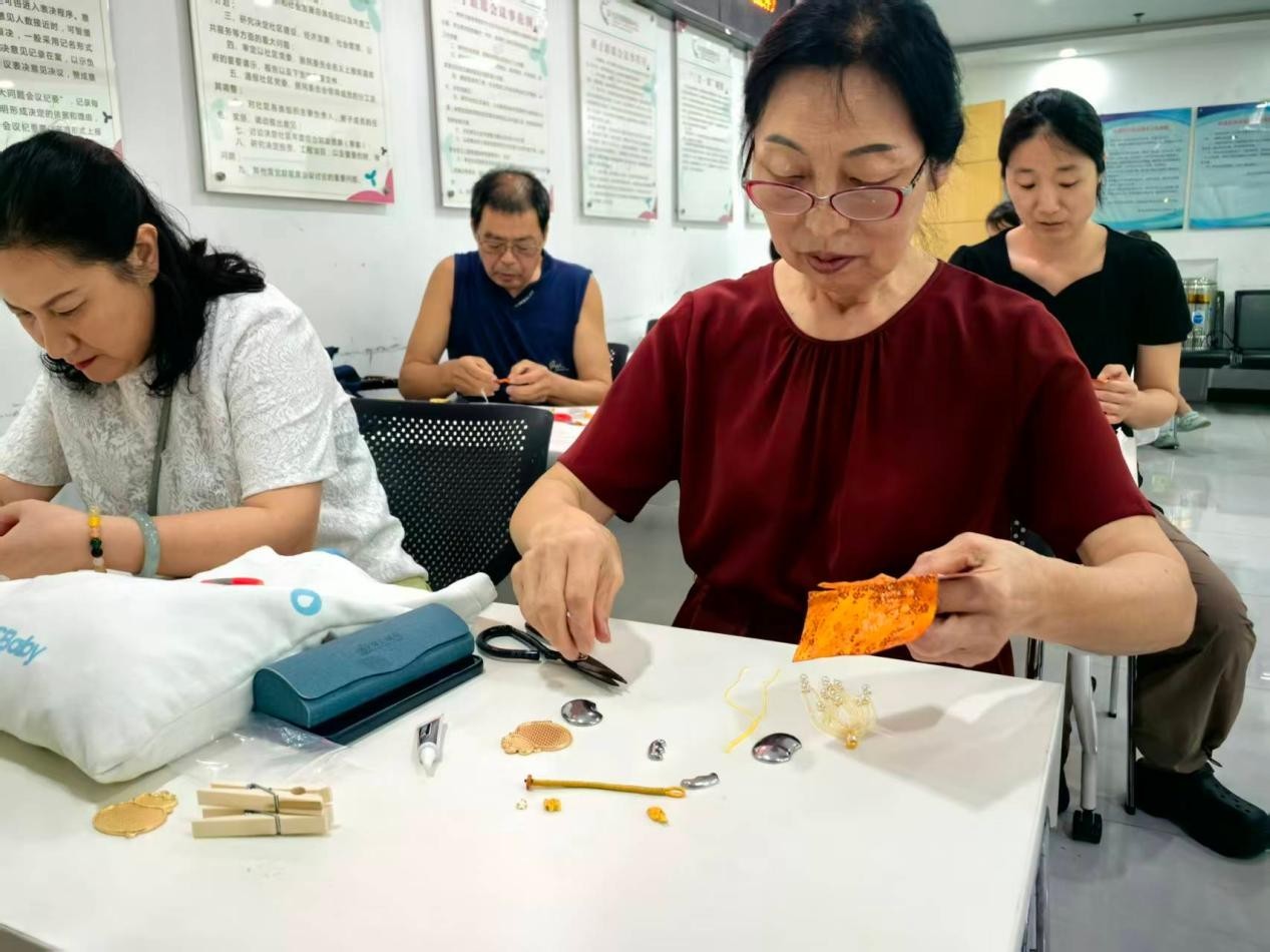 “蚝业益+润泽家园”进行时 ——宋锦DIY让志愿服务“活”起来