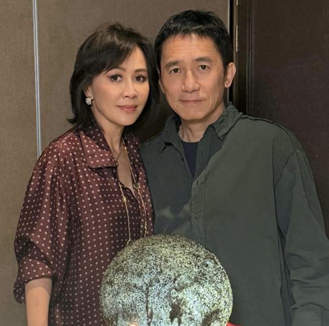 梁朝伟低调庆生，刘嘉玲晒合照，多年无子依然甜蜜如初