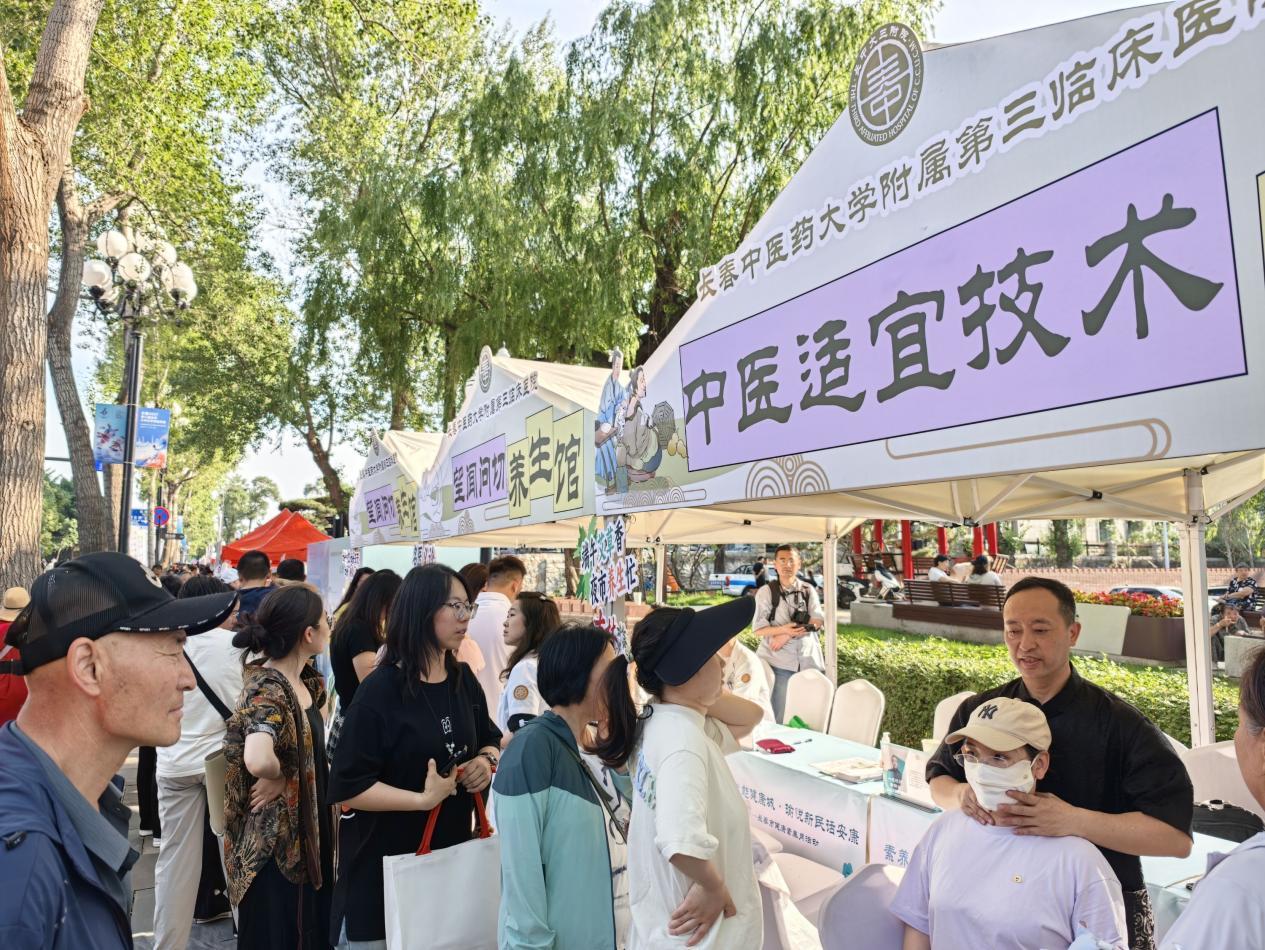 今年端午假期，新民大街上举办的健康市集。