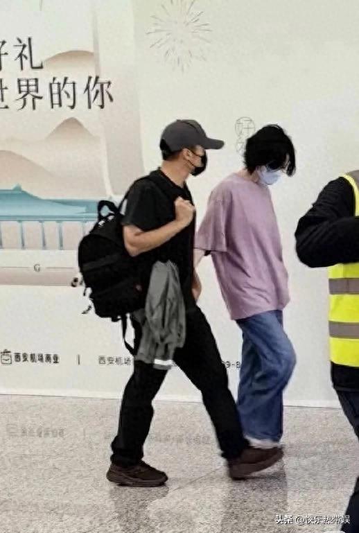谢霆锋王菲牵手返京，中年夫妻默契同行，感情如初率性自在