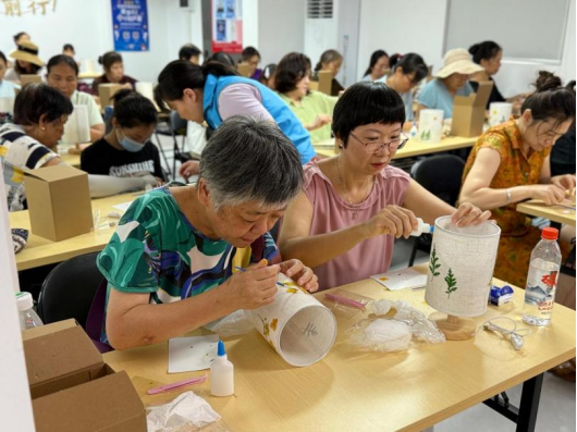 一花一世界,光影绘流年 ——桃源社区开展压花台灯DIY手工活动