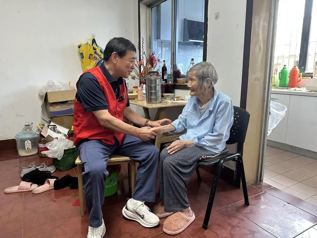 徐宇杰上门服务老人.jpg