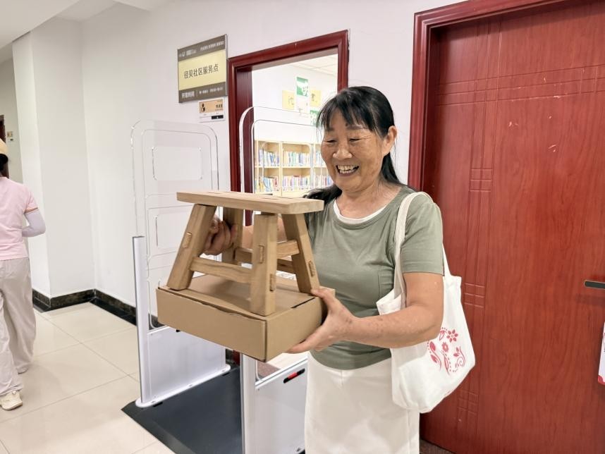 榫卯承匠心 木作筑心安——西乡街道径贝社区开展榫卯小板凳非遗疗愈活动