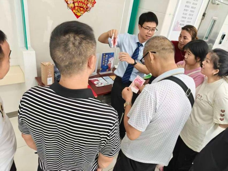 农行深圳光明支行:普及反假防伪知识 践行金融为民初心