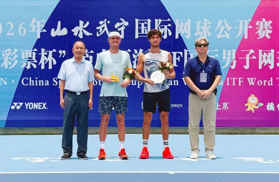 颁奖仪式合影依次为:风景区党工委副书记张铁虎（左一）、冠军Max Purcell（左二）、亚军Matthew Dellavedova（右二）、裁判长Chahoon Im（右一）