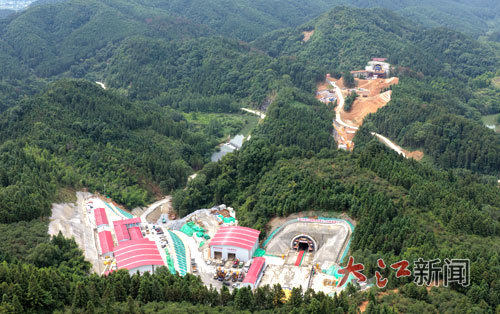 长赣高铁线小江村隧道顺利贯通。图／胡国林