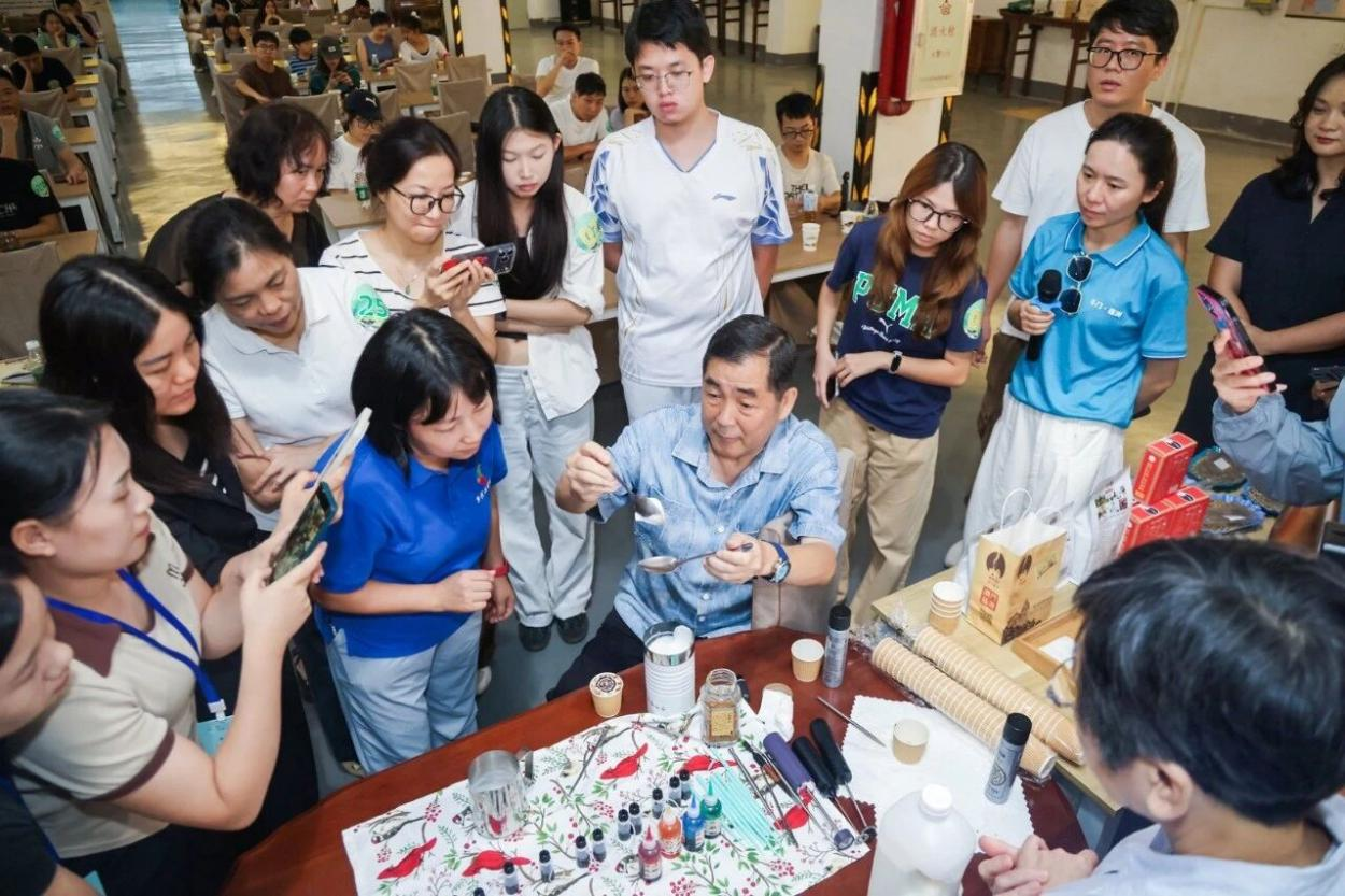 青年学员学习咖啡拉花技艺