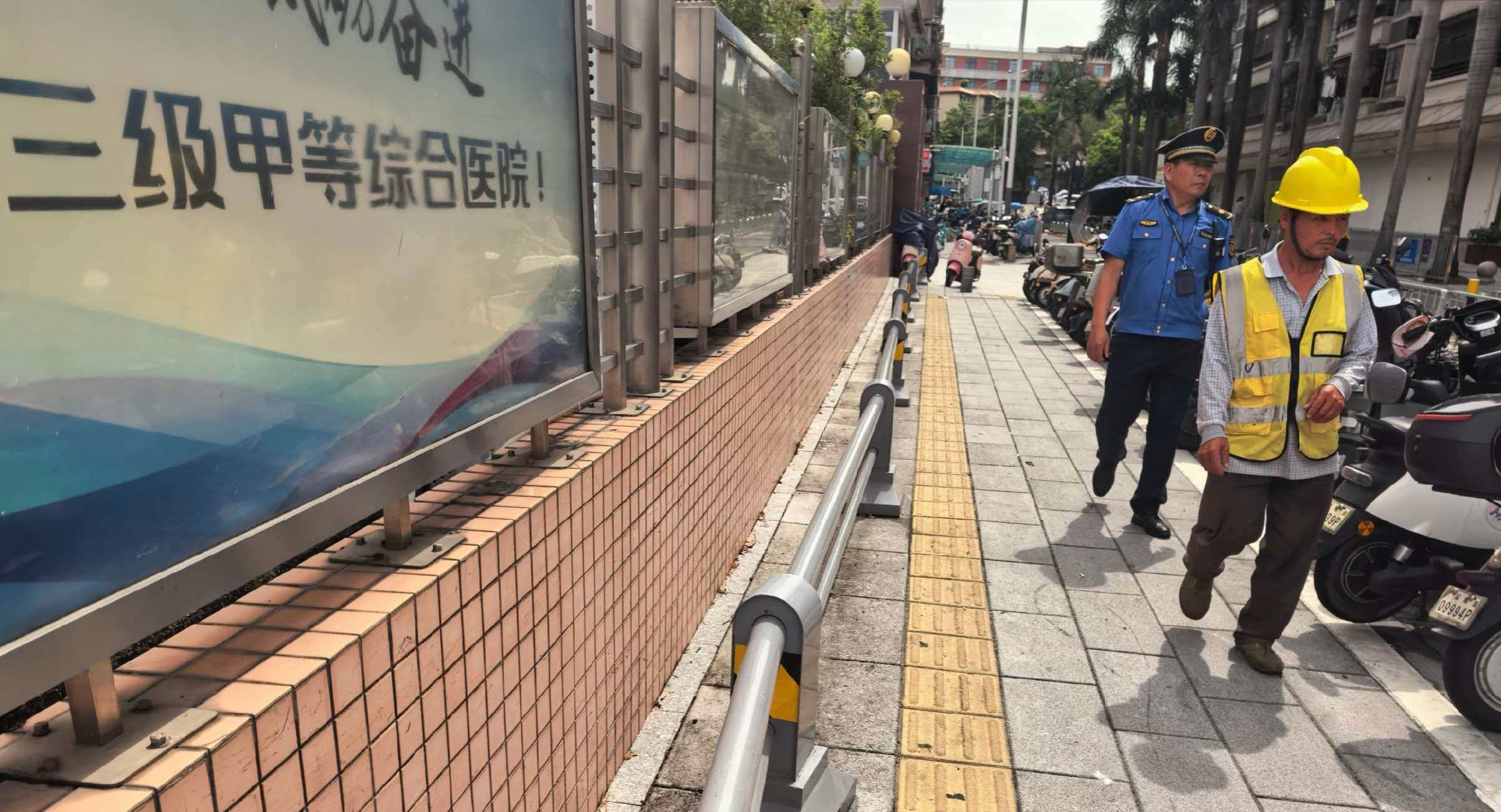 规范停放秩序,消除安全隐患——龙珠社区多部门联动整治共享二轮电动车