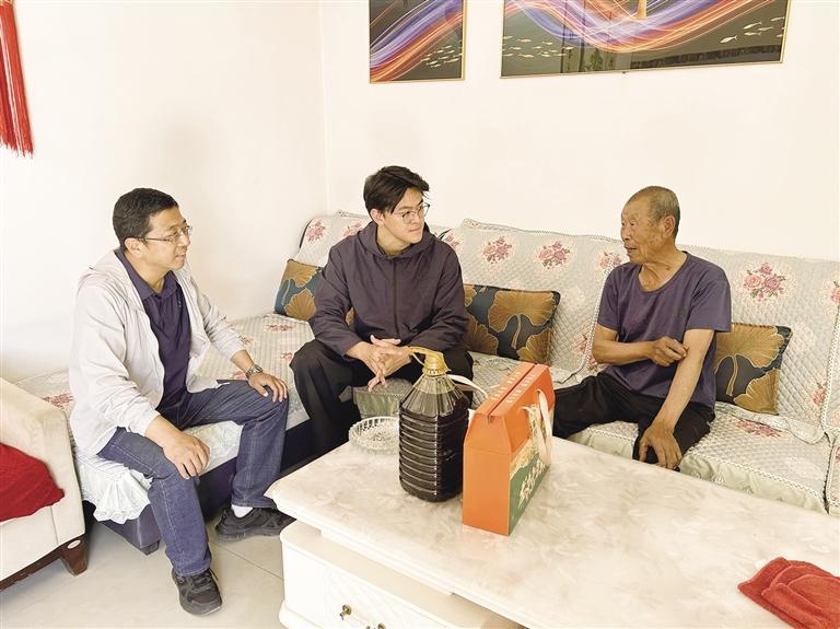 党员干部走访关爱对象
