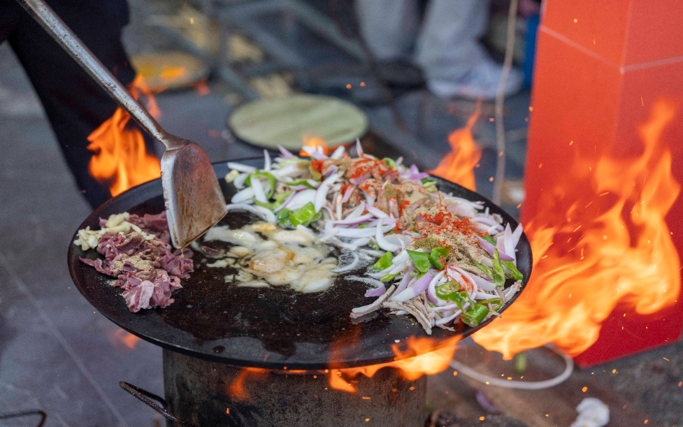2025年8月2日,厨师在甘肃省张掖市山丹县第三届炒拨拉美食节现场制作炒拨拉。新华社发(冯粒 摄)
