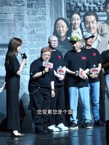 韩红含泪致歉宣布告别公益，众星纷纷发声恳请她留下