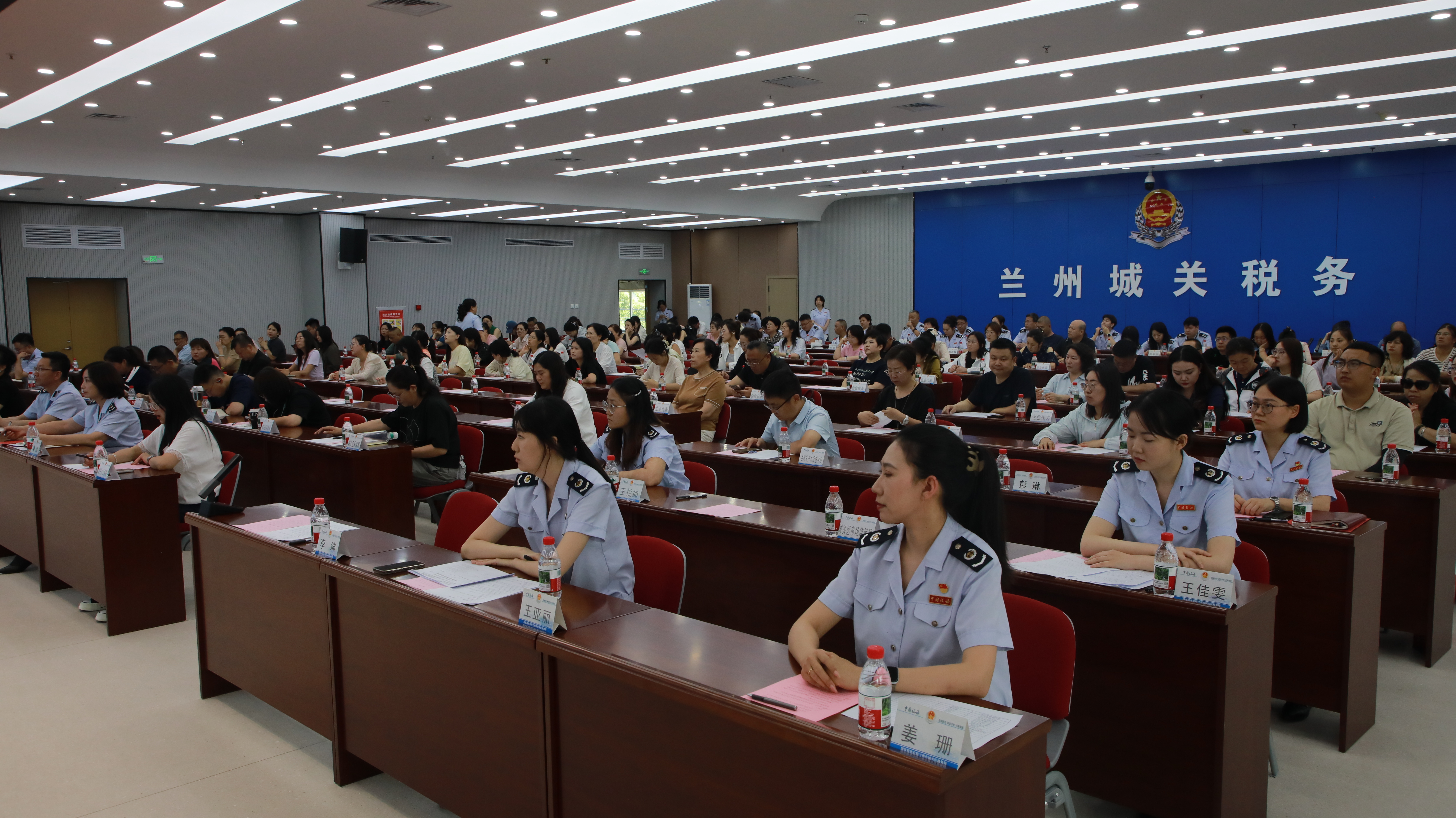 与会人员聆听讲解