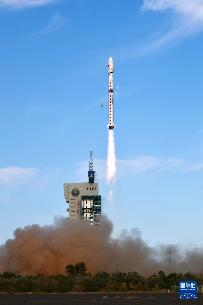7月2日7时46分,我国在酒泉卫星发射中心使用长征四号乙运载火箭,成功将海洋二号E卫星发射升空,卫星顺利进入预定轨道,发射任务取得圆满成功。新华社发(汪江波 摄)