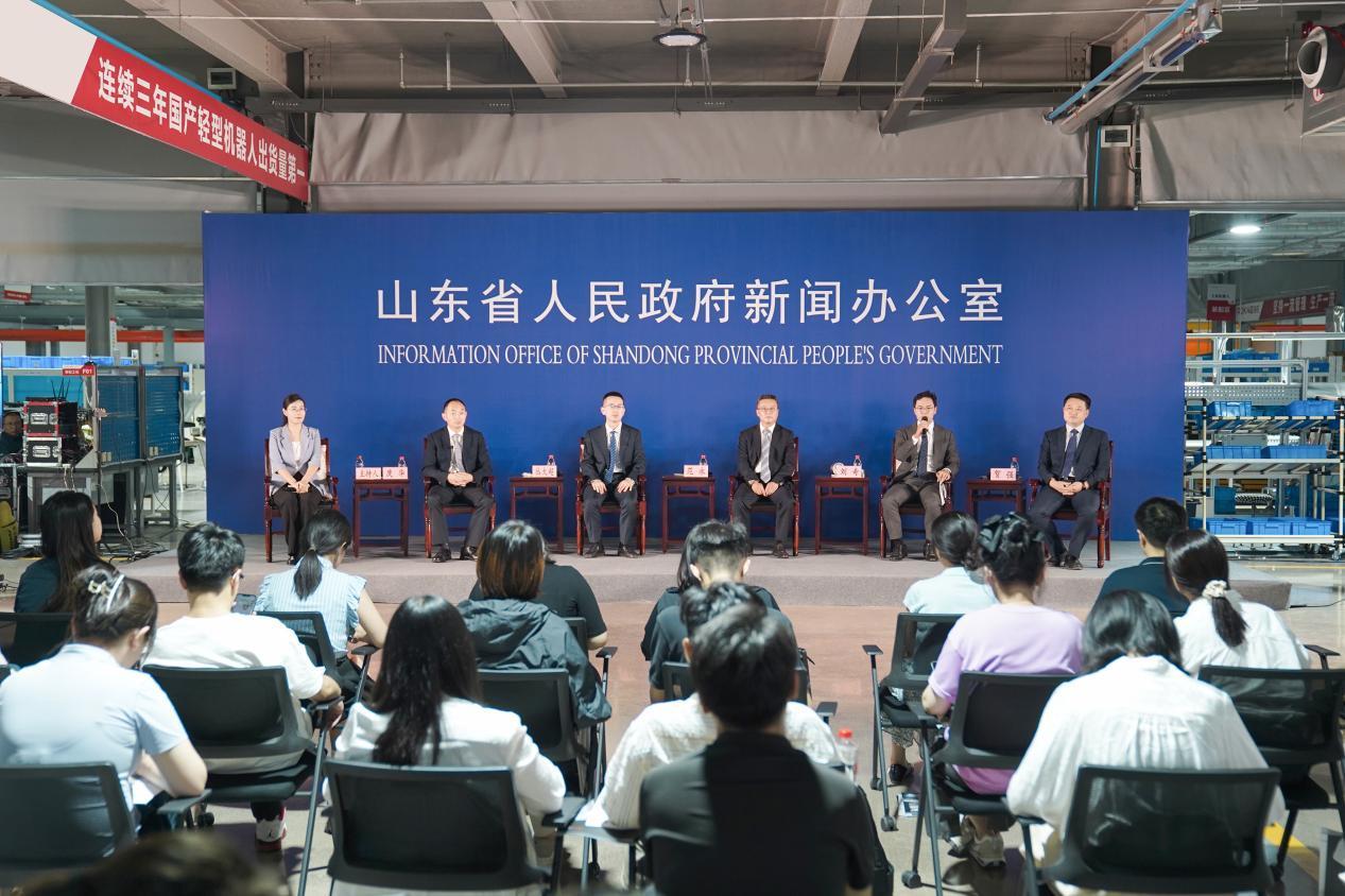 7月15日下午,山东省政府新闻办在济宁市珞石智能制造产业园举办“产业链上的山东好品牌”——机器人产业链记者见面会。