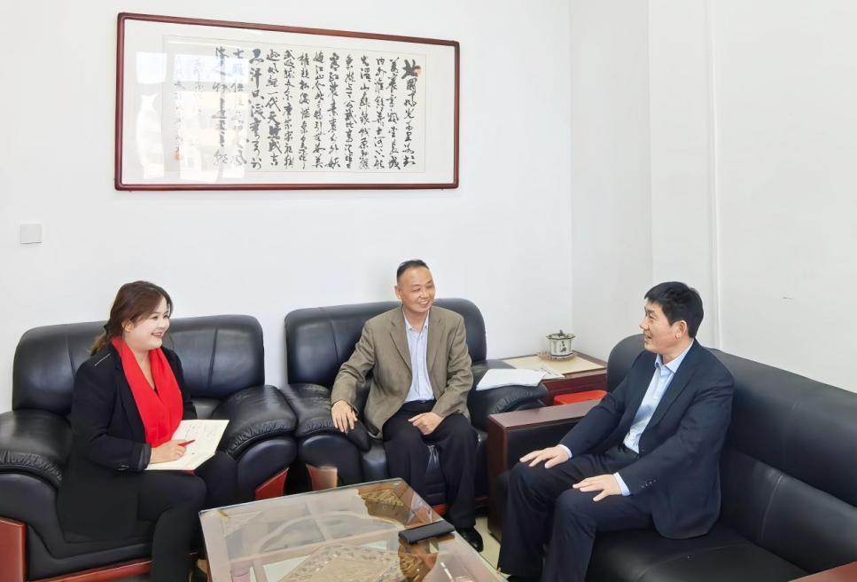图：庞朝晖与团队经理交流展业状况