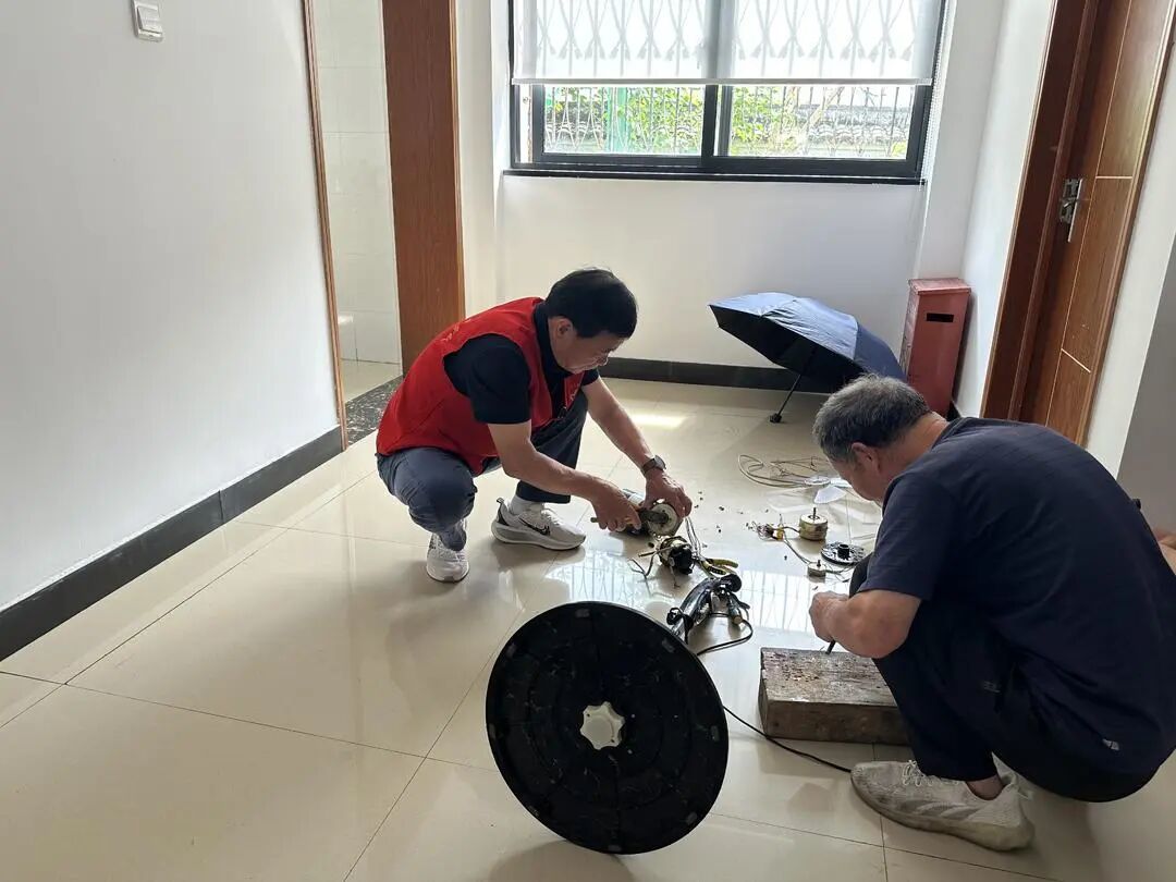 徐宇杰做志愿活动2.jpg