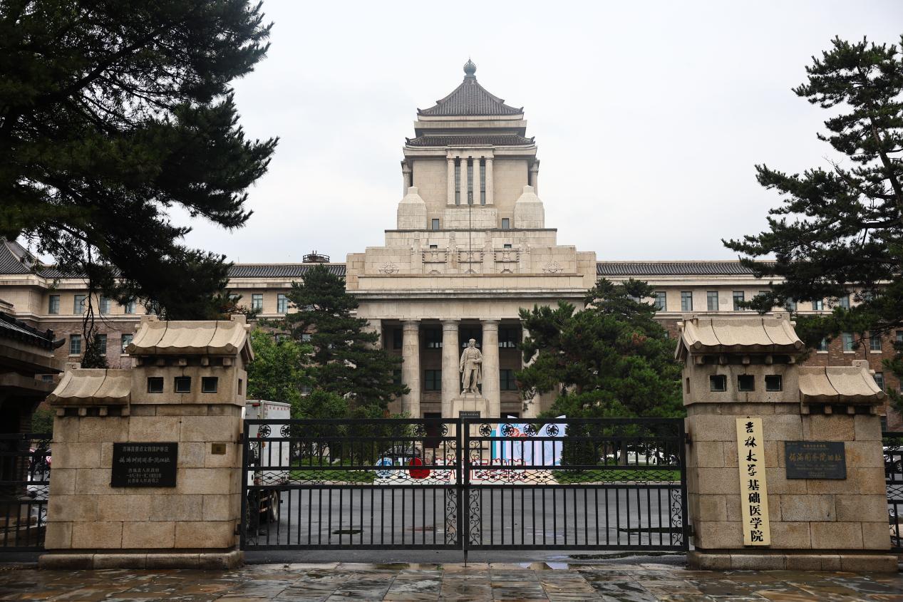 新民大街上的历史建筑。