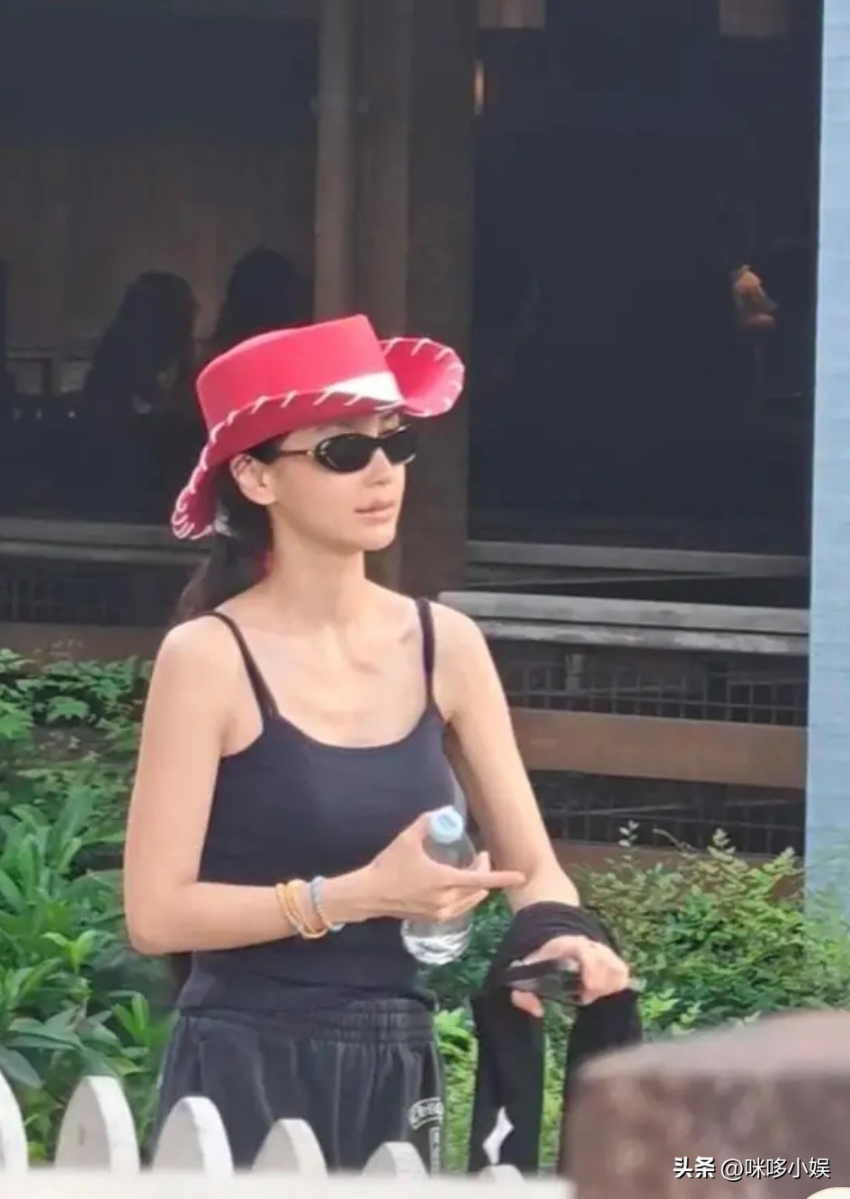杨颖素颜携子游香港迪士尼，吊带造型配发圈，儿子狼尾头抢眼