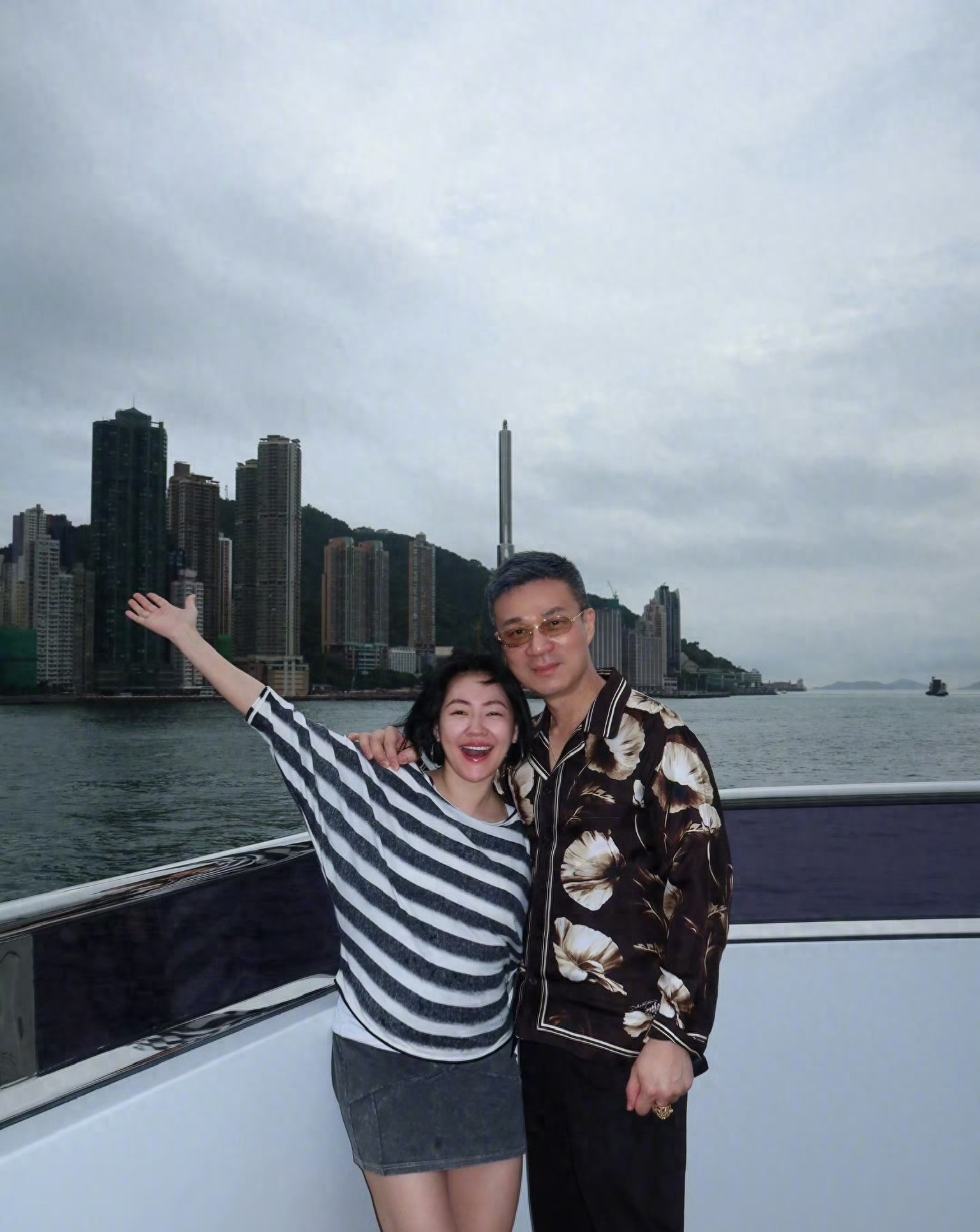 小S晒全家福回应丈夫白发，婚变谣言不攻自破