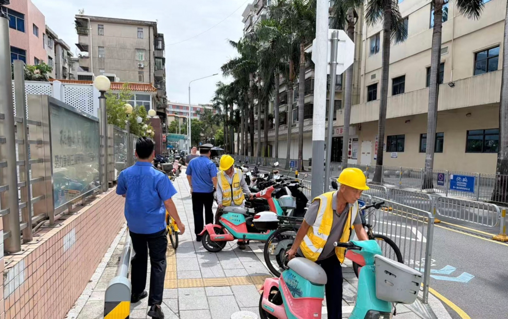 规范停放秩序,消除安全隐患——龙珠社区多部门联动整治共享二轮电动车