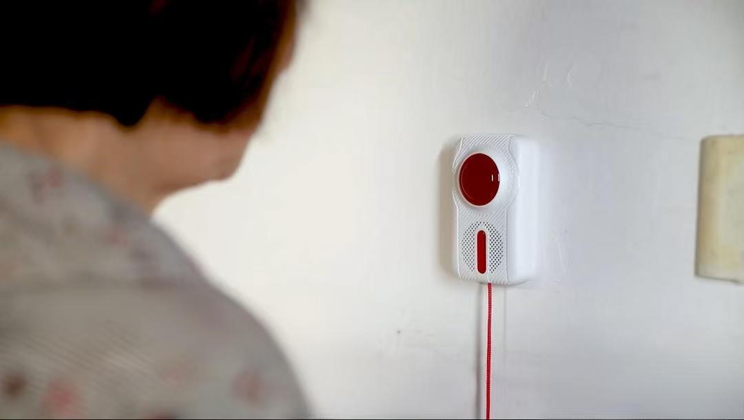 峰南社区为老年家庭安装5G门铃 陈舒晓供图