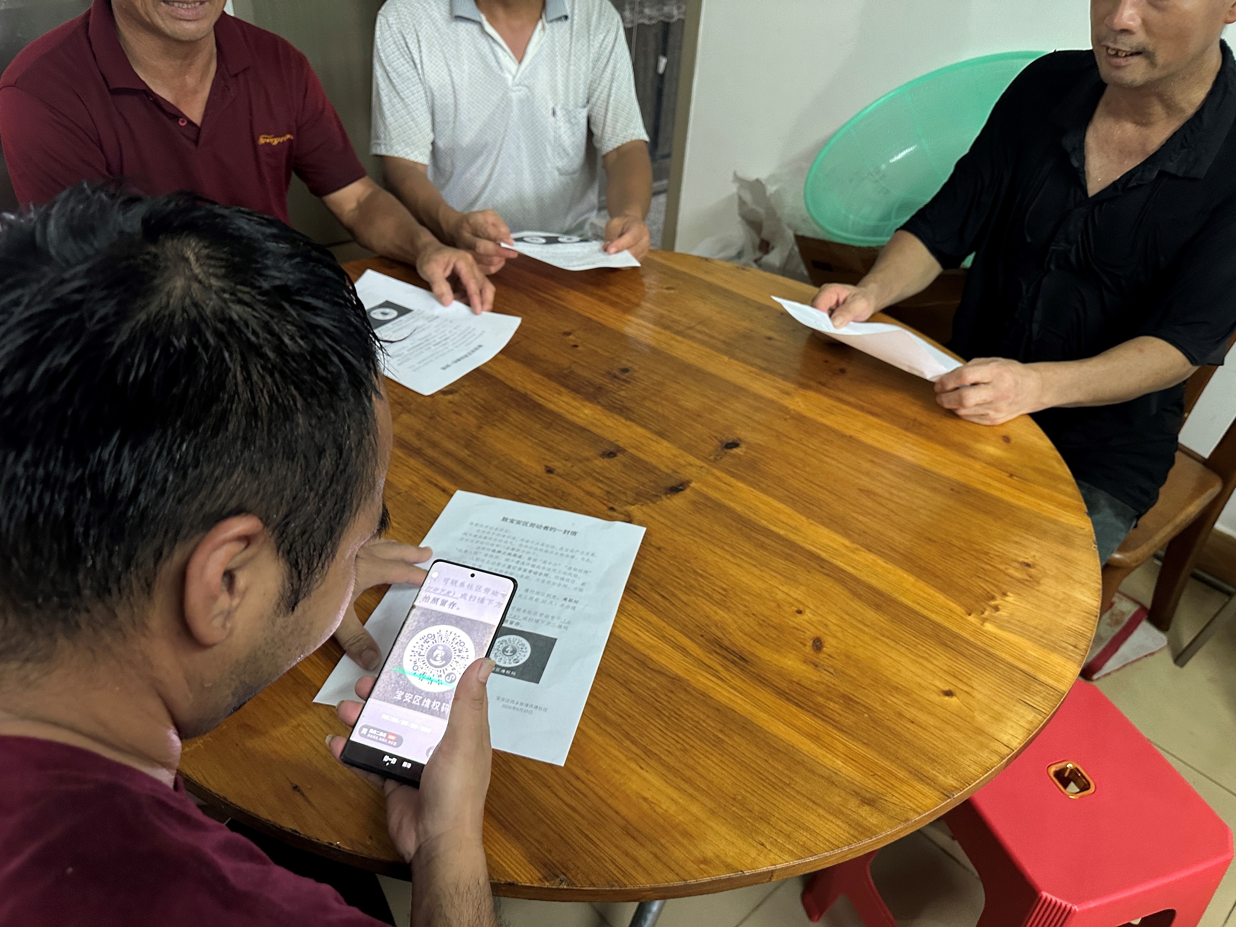 普法进工地 扫码护薪资 西乡街道筑牢建筑领域欠薪维权安全网